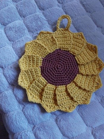 Ich habe mehrfach angefangen, da ich nicht auf eine Anzahl von 14 Blättern kam. Ich habe den Topflappen nun mit 13 Blättern fertig gestellt.
Wo liegt der Fehler???