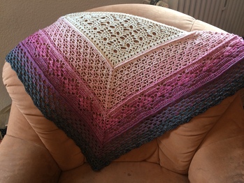 Die Anleitung finde ich gut verständlich, es macht Spaß zu häkeln und das Tuch sieht einfach nur schön aus.