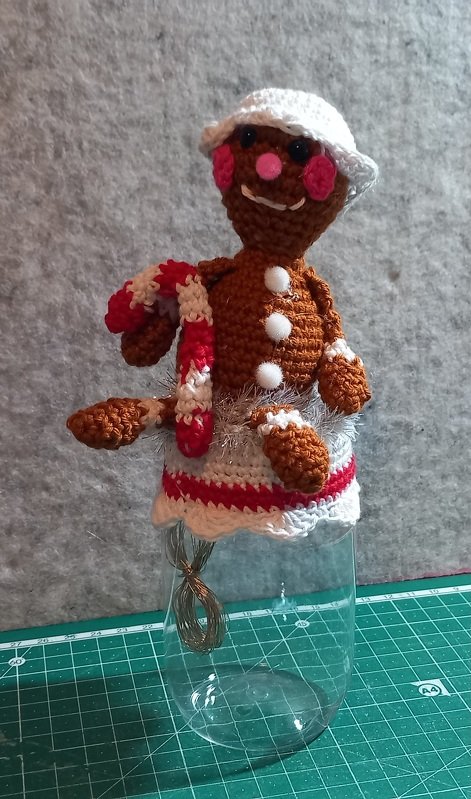 Ginger bread Lebkuchenmännchen mit Zuckerstange als Deckelbezug oder Dekofigur