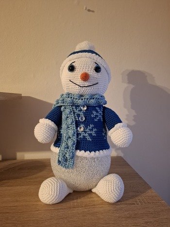 Einfach ein süßer Kerl. Hab ihn gleich 3x zum verschenken gemacht. Anleitung ist super und nächstes Jahr wird er nochmal gemacht.