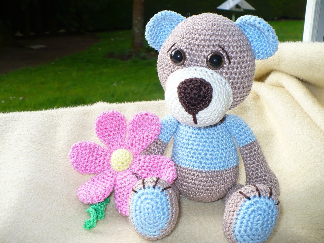 Bärchen mit Blume Häkelanleitung / Amigurumi