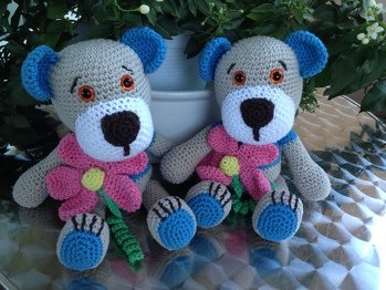 Die Anleitung ist sehr gut erklärt und prima nachzuarbeiten. Vielen Dank dafür! Die Bärchen haben mir so gut gefallen, dass ich sie gleich zweimal für die Zwillingsmädchen meiner Freundin angefertigt habe.
Liebe Grüße
Hannel