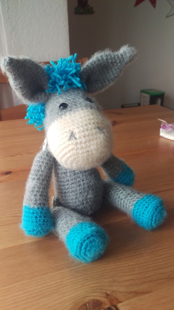 Super schöne Anleitung, leicht verständlich. Das mit den Knöpfen ist mal ne coole Variante. Ich hab meinen Esel noch etwas aufgeflauscht.