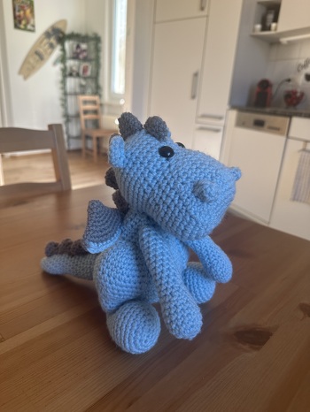 Eine sehr gut beschriebe Anleitung die spass macht zum nachhäkeln. Vielen dank dafür. ❤️
Ich bin von den Farben abgewichen aber ich glaube mein Drago kann sich sehen lassen.