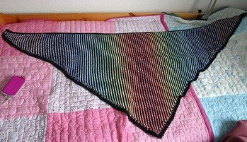 Katzentuch mit etwas anderer Farbzusammenstellung und marine als Grundfarbe