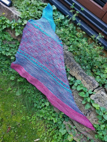 Wie versprochen: ein Foto der zweiten Version dieses wundervollen Tuchs! Es ist super easy zu stricken. Die Muster sind wundervoll und schön aufeinander abgestimmt. Die Garnmenge reicht perfekt- wie angegeben. Und noch einmal: der Tipp, das zweite Muster (jede 2. Masche eine Hebemasche) mit einer halben Nadelstärke mehr zu stricken, ist grandios. Erleichtert das Arbeiten ungemein! Danke für die tolle Anleitung