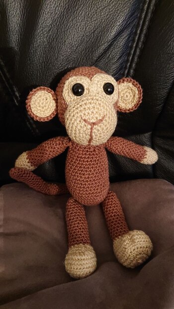 Die Abschlüsse von Armen und Beinen habe ich flach gehalten. Im Schwanz steckt ein Chenilledraht, damit der Schwanz biegsam ist und seine Position hält (die Enden wurden mit Stopfwatte umgeben und stecken im Körper, so daß es keine Verletzungsgefahr gibt).