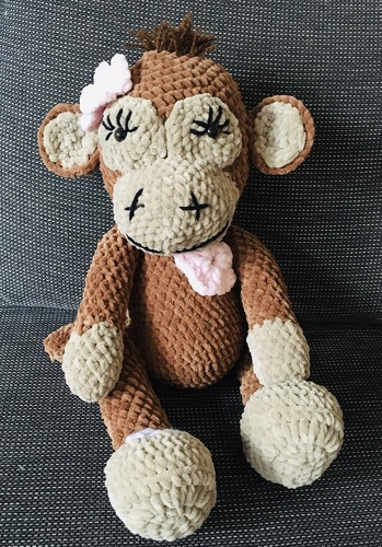 Das Gesicht habe ich etwas anders gestaltet und noch eine kleine Blume auf die Brust genäht. Aufgrund der dicken Wolle ist die kleine Affendame dann doch etwas größer als erwartet geworden