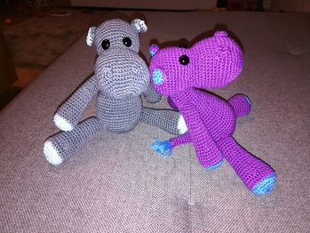 Das Nilpferd ist zu einem der beliebtesten Geschenke für Neugeborene geworden. Auch Freundinen fragen mich ab und an ob ich nicht so ein niedliches hippo für sie machen könnte.