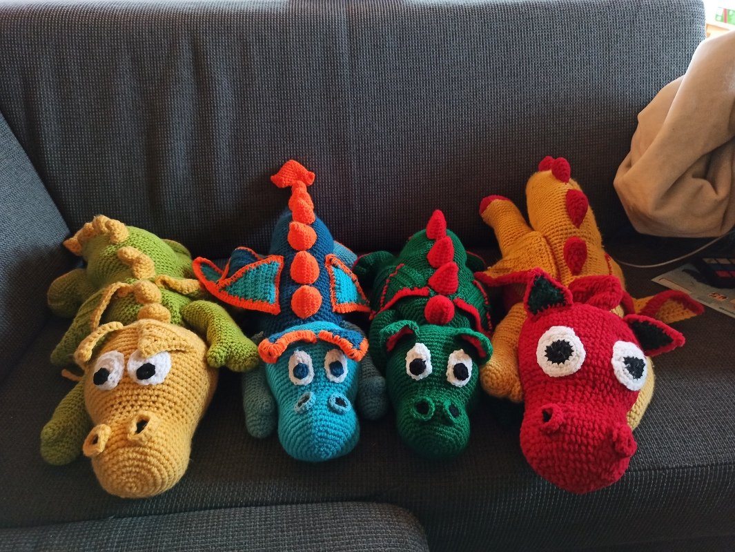 Kuschel-Drache Sir Darius, mit Geheimversteck– gehäkelt von Dadade