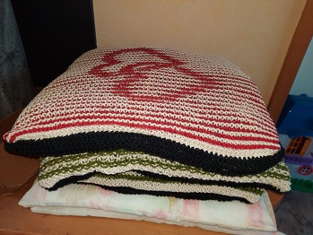 Ich habe verschiedene Kissen gestrickt. Das hat viel Spaß gemacht