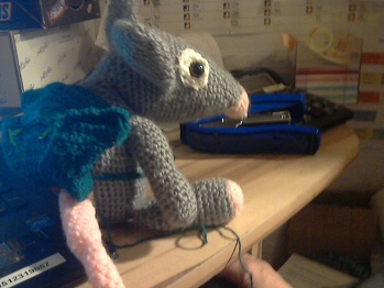 Ich habe Tilli Mäuschen wegen dem Namen als Geburtstagsgeschenk für meine Freundin Mathilde = kurz Tilly, hab dem Mäusen auch noch einen Rucksack gehäkelt damit ich die Geschenke einpacken kann. Es sieht total lieb aus, das einzige das mich aber etwas verwundert hat ist das Schwänzchen, Mäuse haben nämlich keine rosaroten Schwänze sondern ebenfalls graue, die mit den Rosaroten sind meines Wissens  nach Ratten. Aber Alles in allem Tilli Mäuschen ist dank der super Anleitung gelungen. Vielen lieben Dank