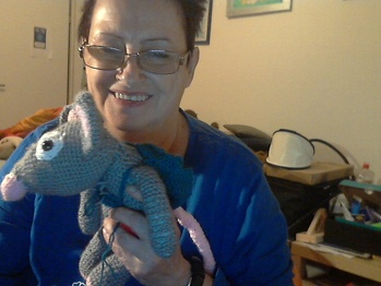 Ich habe Tilli Mäuschen wegen dem Namen als Geburtstagsgeschenk für meine Freundin Mathilde = kurz Tilly, hab dem Mäusen auch noch einen Rucksack gehäkelt damit ich die Geschenke einpacken kann. Es sieht total lieb aus, das einzige das mich aber etwas verwundert hat ist das Schwänzchen, Mäuse haben nämlich keine rosaroten Schwänze sondern ebenfalls graue, die mit den Rosaroten sind meines Wissens  nach Ratten. Aber Alles in allem Tilli Mäuschen ist dank der super Anleitung gelungen. Vielen lieben Dank