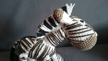 Nach etlichen Ponys, die immer wieder wundervoll ankommen und viel Freude machen habe ich mal aus dem Pony ein Zebra gemacht. Dann wollte ich noch einmal Danke für diese tolle Anleitung sagen. Fantastisch