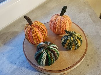 Tolle Anleitung, leicht nachzustricken. So entsteht hübsche Herbstdeko aus Wollresten!