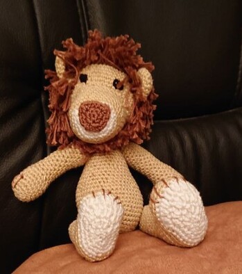 Da der Löwe für einen Einjährigen ist, habe ich die Augen aufgestickt. Bei der Mähne wurde jedes einzelne 