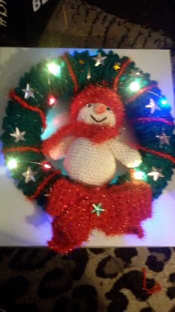 Ich habe ihn etwas abgewandelt, Schneemann statt Elch, Lichterkette und dekoriert.