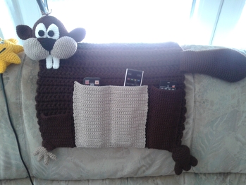 Ich habe die Anleitung etwas fremdentzweckt :-) Und daraus entstanden ist ein Organizer für unser Sofa, da unsere Fernbedienungen und Handy immer in einer Wulst von Decken und Kissen verloren gehen^^ Platz für 3 Fernbedienungen und mein Handy...nie wieder suchen...puuuuh...die Anleitung für den Biber war super.!