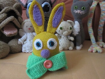 Ich habe das mit dem EI wörtlich genommen. Im Hasenbauch steckt hier das Innenleben eines Maxi- Überraschungseis. Geht prima auch für größere Oster"überraschungen".