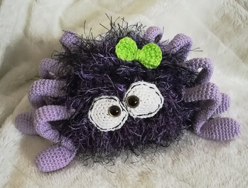 Aus Wollresten entstanden und hat gleich unser Herz und Bücherregal erobert :D