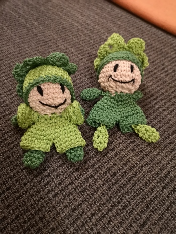 Habe heute zwei Kleemännchen gehäkelt. Beim 2. habe ich noch Ärmel gemacht, das gibt recht gut 