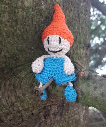 Hallo liebe Martina,
erstmal ein großes Dankeschön für deine tollen Anleitungen. Mir gefällt der Aufbau der Anleitungen sehr gut! Sowohl für Anfänger als auch Fortgeschrittene. Diese ist bereits meine zweite von dir! Ich muss aber ehrlich zugeben, dass ich mir den kleinen Glücksklee so angepasst habe, wie ich ihn brauche und hoffe das enttäuscht dich nicht?! Der kleine Glücksklee ist mit ein bisschen Zauberei zu einem kleinen Zwerg geworden.
Ich möchte diese Zwerge als Abschiedsgeschenke für die Kinder meiner Kindertagespflege Zwergentreff verwenden. Sie werden die Kinder beim Übergang in den Kindergarten treu begleiten und sicher den Ein oder Anderen Rucksack schmücken. Natürlich schicke ich dir auch ein Bild mit!
Ganz liebe Grüße Verena