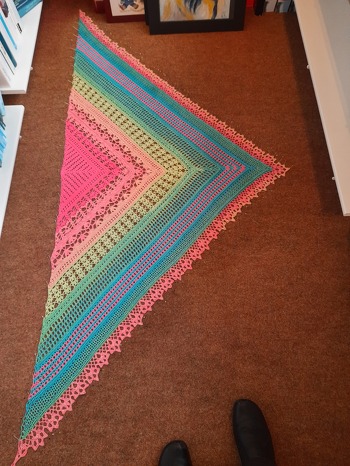 Hallo , liebe Caro , deine Beschreibung ist so was von liebevoll und gut gemacht , besser geht nicht . Da mein Tuch leider vieiel kleiner geworden wäre ( aus welchen Gründen auch immer ) habe ich noch ein paar Reihen dazu gemacht . Ich habe das Tuch gerade auf einem Stück altem Teppich 