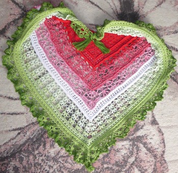 Eine tolle Anleitung. Sehr gut verständlich. Hatte keinerlei Schwierigkeiten. Da ich noch Wolle übrig hatte, hab ich am Ende noch mit Stäbchen und festen Maschen umhäkelt.