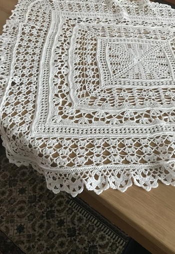 Als ich das Tuch zum ersten Mal sah, wusste ich, das werde ich nacharbeiten. Nun ist es kein Tuch für die Schultern geworden, sondern für meinen Eßtisch als Zierde. Mit Erlaubnis von CarosMasche hier das Foto