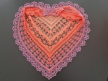 Tolle, gut verständliche Anleitung. Habe dieses Tuch aus einem Bobbel von Bobbel-Scheune gemacht. Farben: quarz-begonie-amethyst. 3-fädig mit NS 3, Verbrauch nur ca. 770 m.