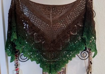 Ich habe das Tuch für eine Bekannte gehäkelt, sie wollte ein Tuch in Waldfarben und da fand ich dieses Tuch absolut passend.
Eine super Anleitung, hat sich sehr gut häkeln lassen und gefällt mir ausgesprochen gut.