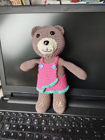 Bärendame Thea mit Wickelkleid mit Catania fine gehäkelt