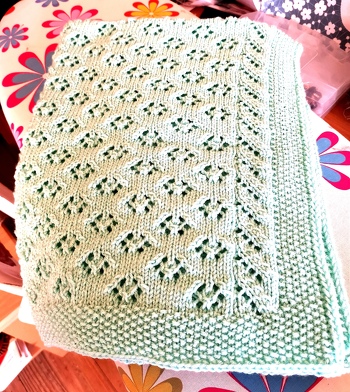 Mit dieser Strickanleitung habe ich mit großem Spaß die Babydecke gestrickt. :)
Leicht erklärt, einfache 