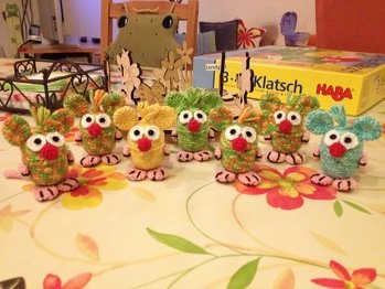 Hat echt super Spaß gemacht die kleinen Kerlchen zu erstellen. Und es waren sicher nicht die letzten.
Habe sie für die Geburtstagsgäste meines jüngeren Sohnes (7 Jahre) gemacht. :) Die Barthaare hab ich allerdings weg gelassen, damit die Kinder sie leichter öffnen konnten.