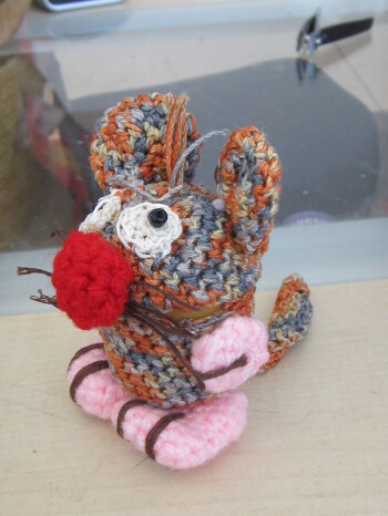 Super Anleitung - das Teile häkeln hat auch gut geklappt. Mit dem Kleben wurde es dann etwas schwierig. ich wollte keinen Heißkleber nehmen - da sieht man dann oft Kleberrückstände. Letztendlich hat es mit Sekundenkleber sehr gut geklappt.