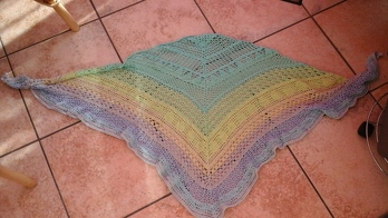 Wunderschönes tuch schön. Hab fast 1000ml 3 Fäden mit 3,5 gehäkelt.  Wolle von bobbel-love