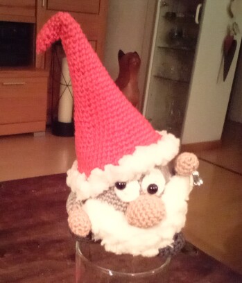 Nach etlichen Wichteln zuvor, die alle nach dieser Super-Anleitung entstanden sind, MUSSTE einer Mal aus der Reihe tanzen! Und er hat eine gute Entschuldigung: Wenn man eben an jeder Haustür einen Glühwein angeboten bekommt..... hicks ..