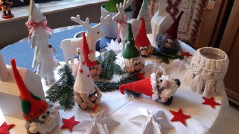 Links: Fusselbart mit Gattin und Tochter Blondie. Rechts The Boss mit Junior und Schwiwi (=SchwiegerWichtelin)
Das macht so viel Spaß. Man kann sich mit der Deko richtig schön 