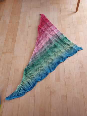 Das Tuch zum häkeln hat mir sehr viel Spass gemacht. Es muss jetzt nur noch gespannt werden. Ich habe ein Knäuel von 