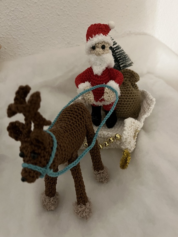 Häkelanleitung Weihnachtsmann mit Schlitten und Rentier