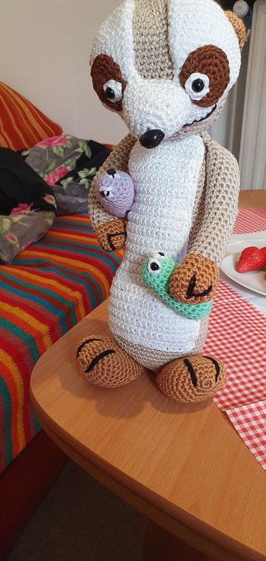 Taschenbaumler oder Kuscheltier, Erdmännchen, gehäkelt von Dadade