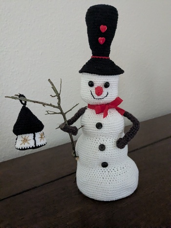 Den Kopf des Schneemannes habe ich um 3 Häkelreihen reduziert und die Arme als langes Rechteck gehäkelt, das dann zusammengenäht wurde...ist einfacher