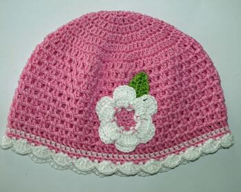 Ich habe die Mütze für ein Baby gehäkelt. Sie ist daher nicht so üppig verziert.