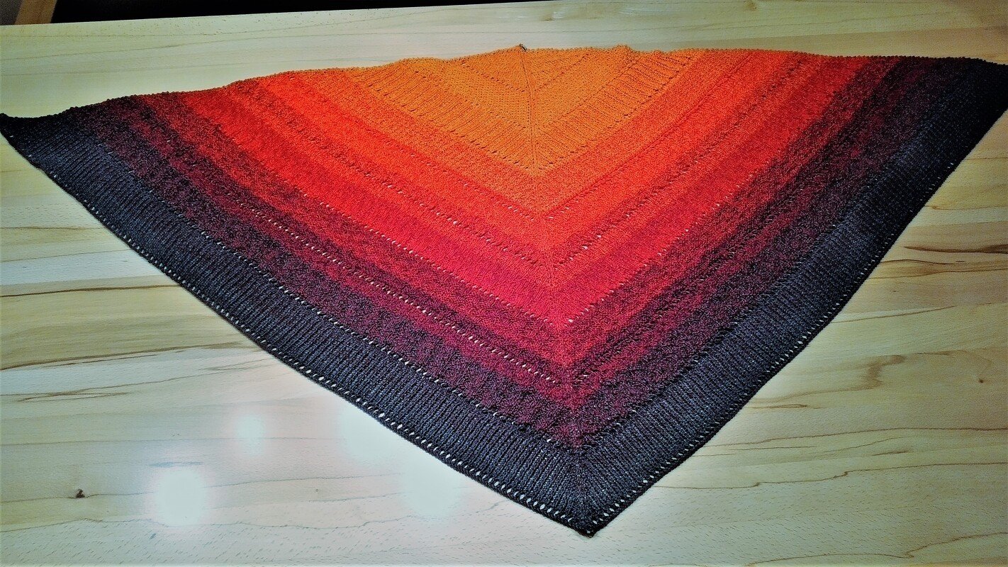 The knitted Maniac - gestricktes Mustermix-Dreieckstuch