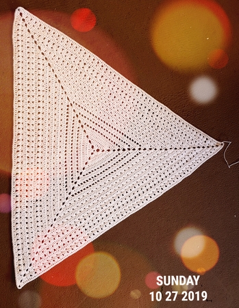 Eine. Sehr gute Anleitung für eine schöne Tischdecke. Lässt sich einfach häkeln und ist somit auch für Anfänger geeignet. Meine Decke habe ich aus Baumwollgarn mit einer Lauflänge von 120 m auf 50 g gehäkelt. Ich habe ca. 180 g benötigt. Nächstes Mal versuche ich es mit Filetgarn. ;)
Tischdecke Simplicity von Mearmaids Häkelwelt