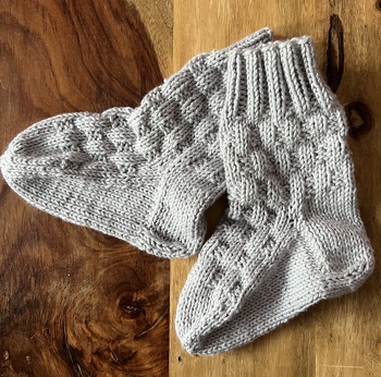 Mangels bunter Wolle, hab ich die Söckchen kurzfristig unifarben gestrickt.
Vielen Dank für die kostenlose Anleitung 🙏🏼.