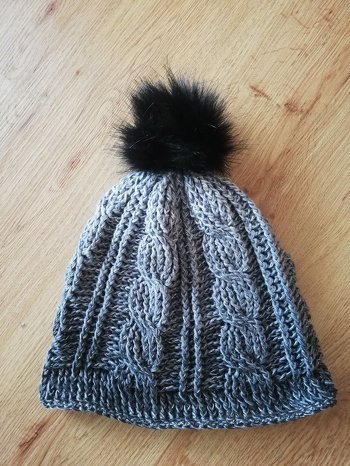 Hab die Anleitung nochmal als Beanie gehäkelt und einen Kunstfellbommel befestigt. Sieht total schick aus!