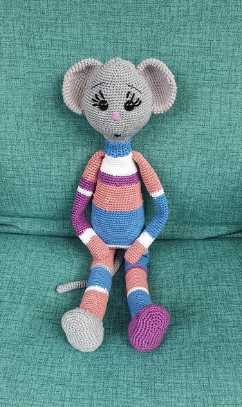 Die Anleitung war gut erklärt. Man kann gut Wollreste verwenden, hat echt Spaß gemacht.
Mit ein bißchen Geduld kommt man auch schnell ans Ziel, ist schön geworden!