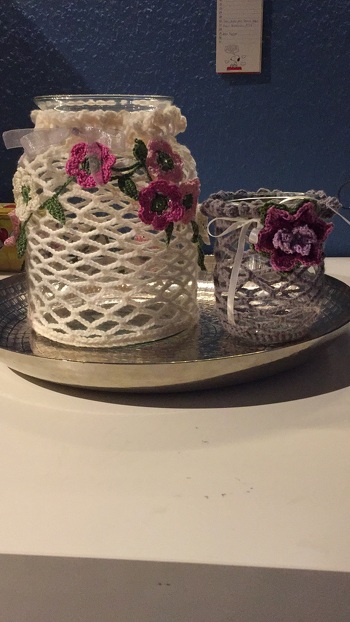 Eine schöne Anleitung, meine Blüte wurde an dem kleinem Windlicht rechts angebracht.
Es werden bestimmt noch weitere bunte Blüten geben!