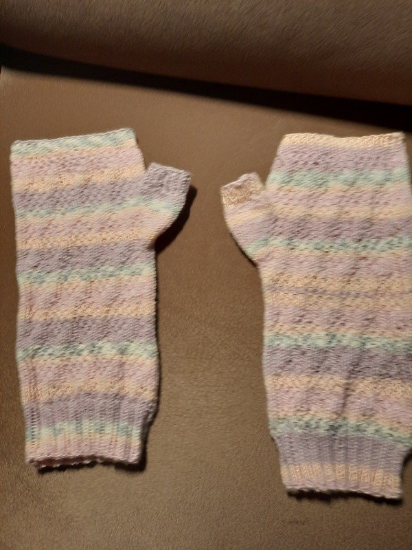 Handstulpen/Pulswärmer "Timantti" mit Rautenmuster 